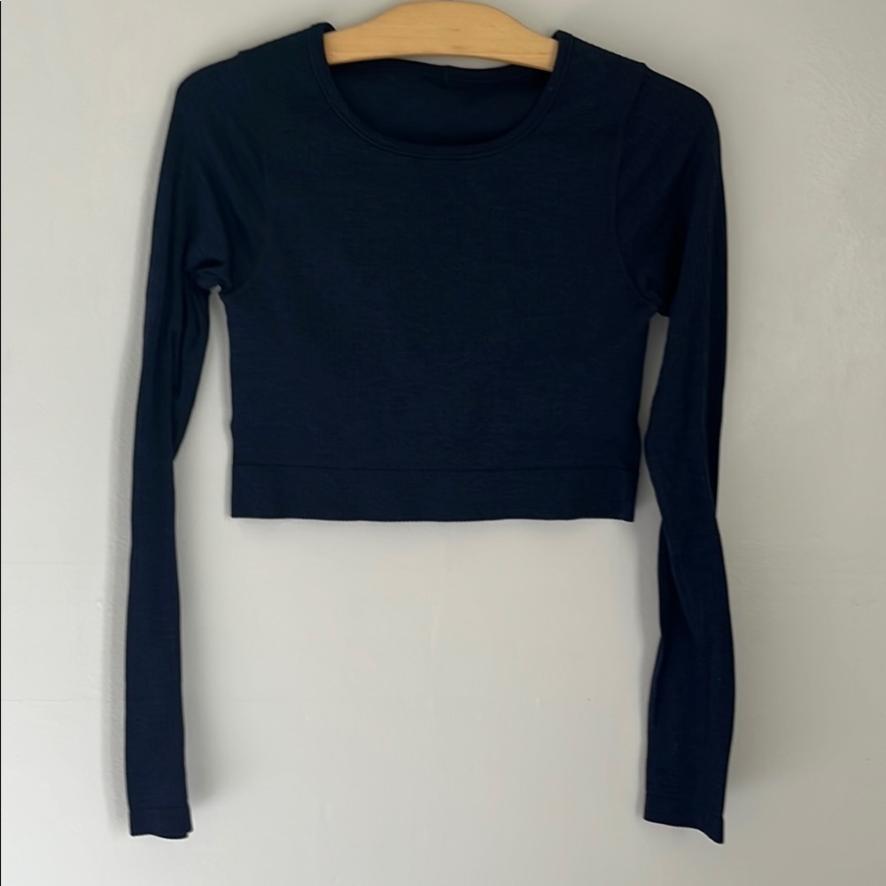 Lululemon ribbed Navy long sleeved crop top. Size 6